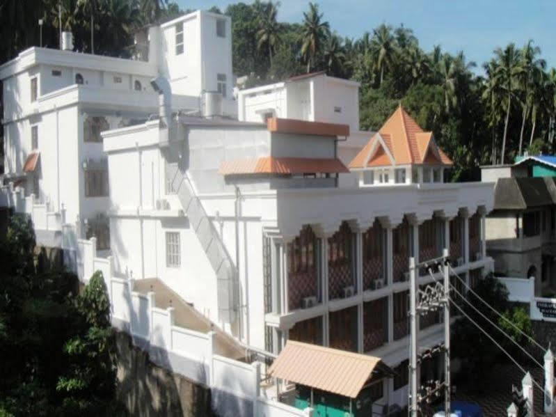 Indraprastha Beach Resort 瓦尔卡拉 外观 照片